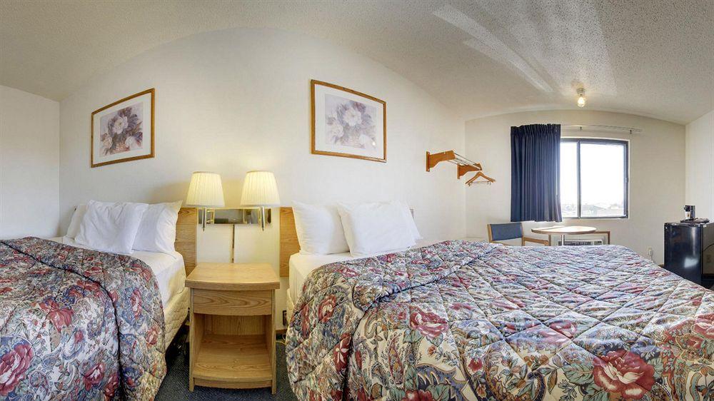 Super 8 By Wyndham Manhattan Ks Exterior photo