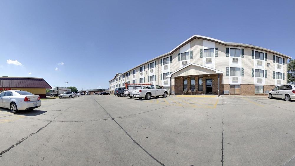 Super 8 By Wyndham Manhattan Ks Exterior photo