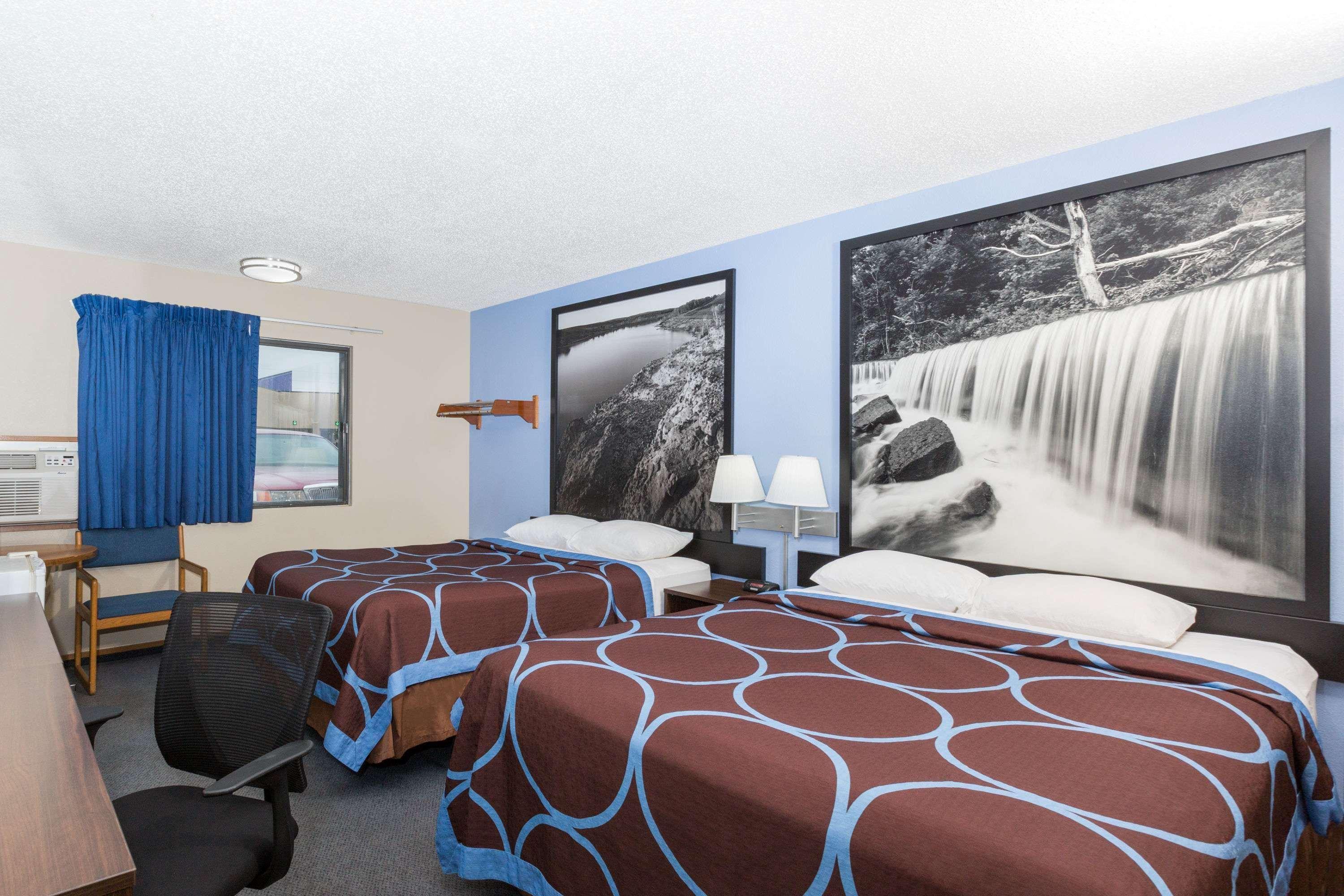 Super 8 By Wyndham Manhattan Ks Exterior photo