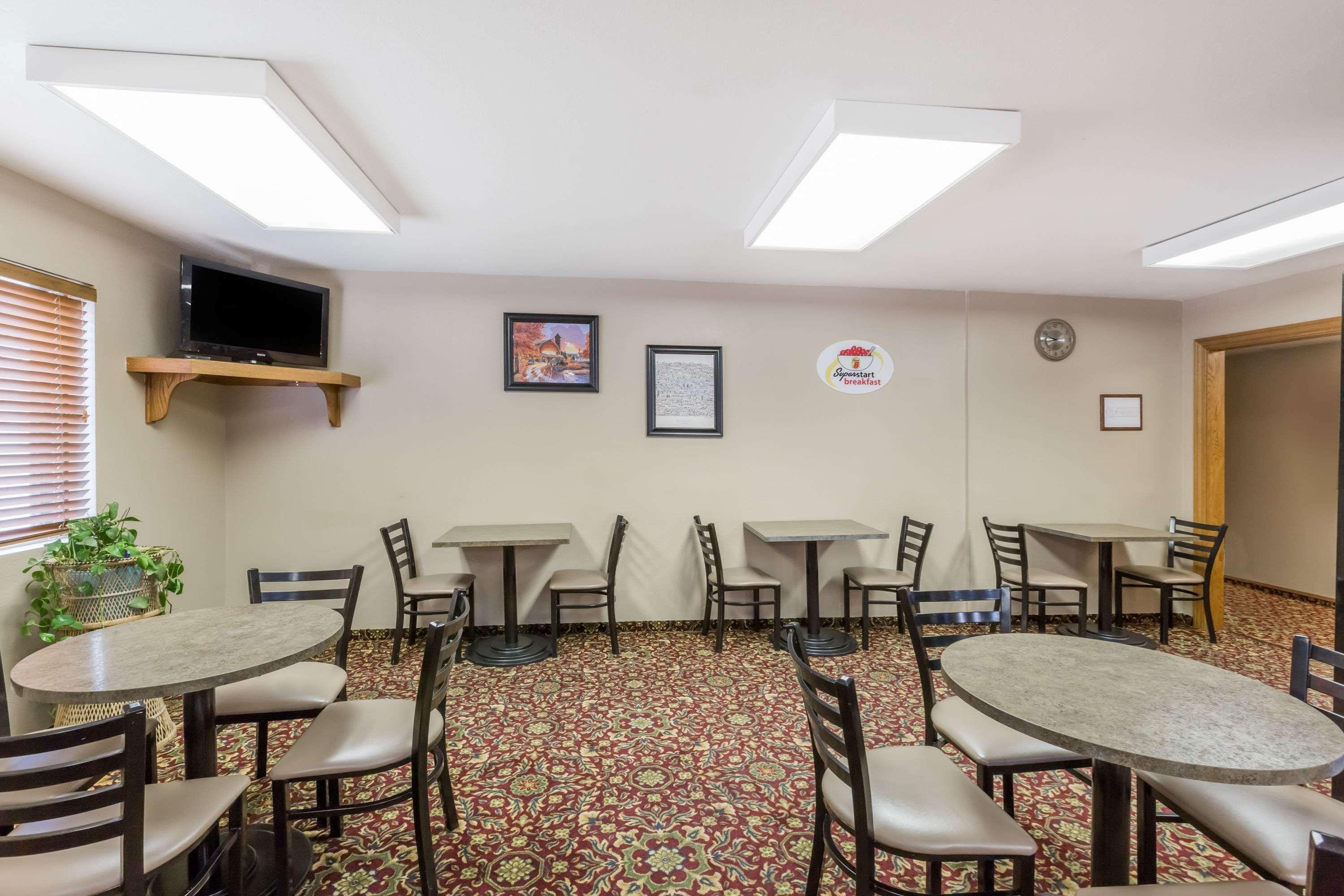 Super 8 By Wyndham Manhattan Ks Exterior photo