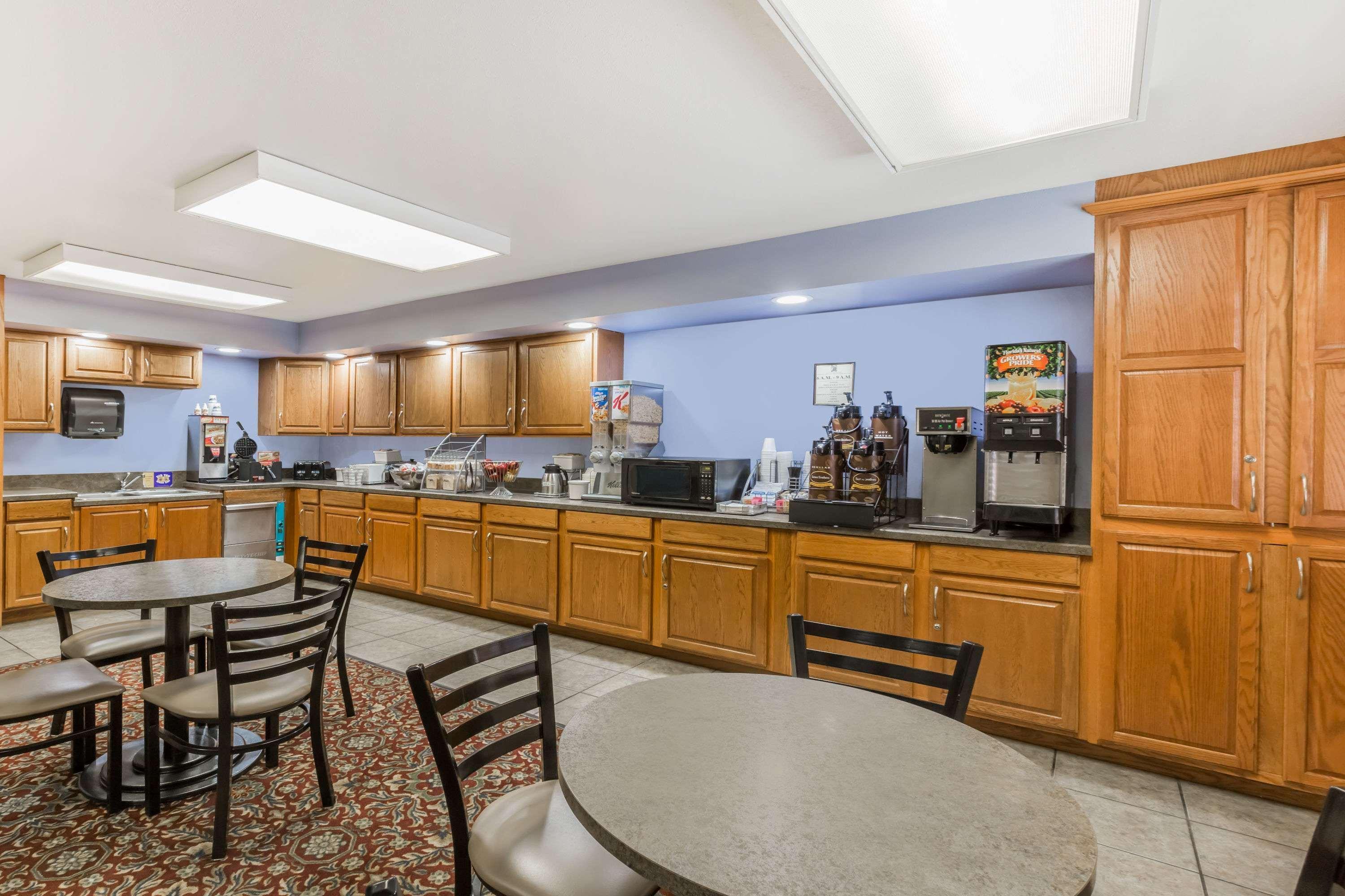 Super 8 By Wyndham Manhattan Ks Exterior photo