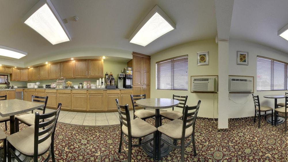 Super 8 By Wyndham Manhattan Ks Exterior photo