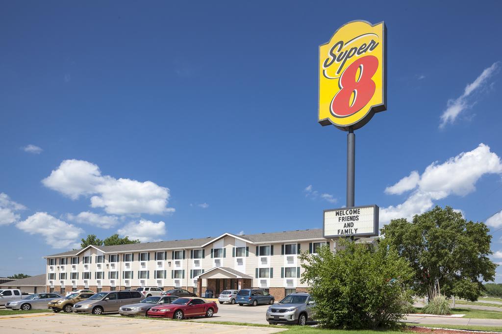 Super 8 By Wyndham Manhattan Ks Exterior photo