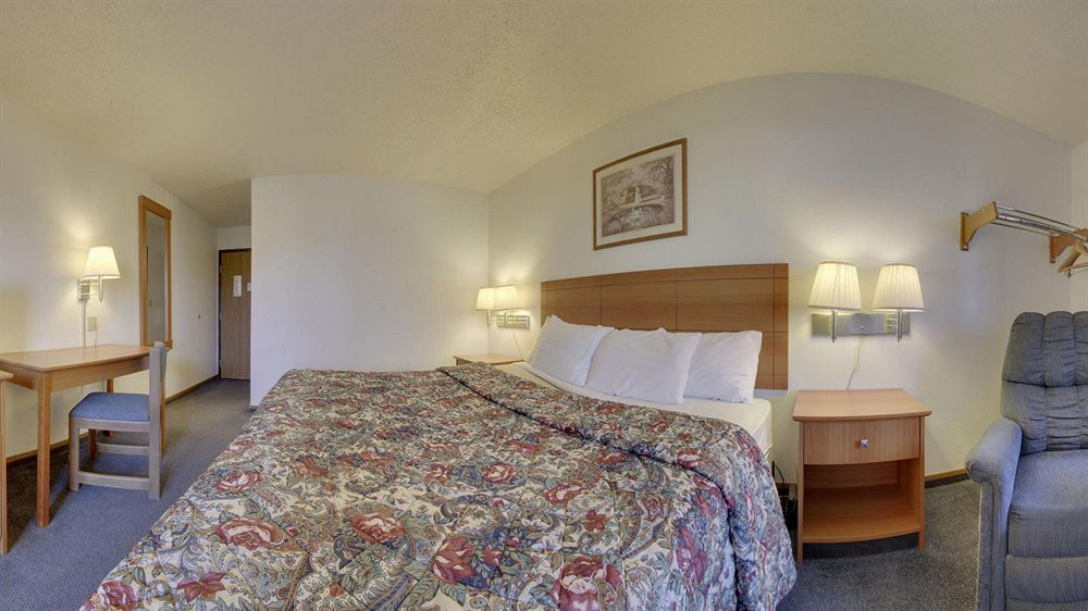 Super 8 By Wyndham Manhattan Ks Exterior photo