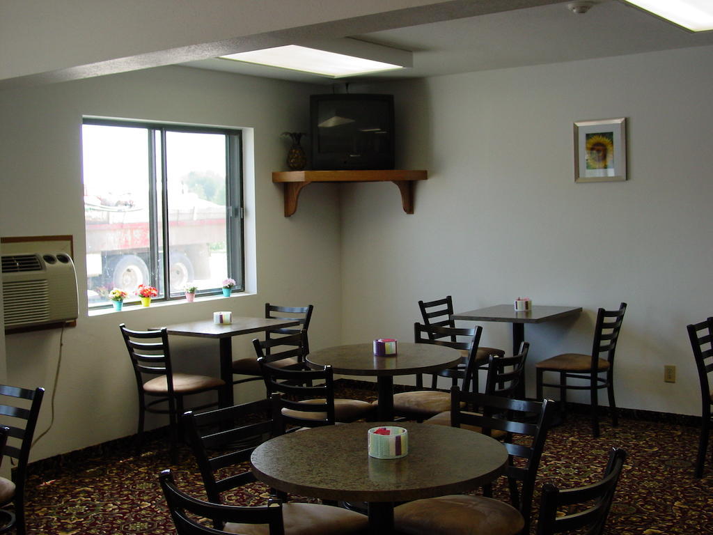 Super 8 By Wyndham Manhattan Ks Exterior photo