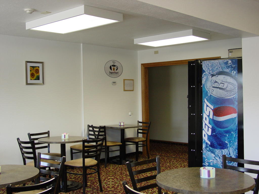 Super 8 By Wyndham Manhattan Ks Exterior photo