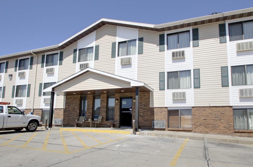 Super 8 By Wyndham Manhattan Ks Exterior photo