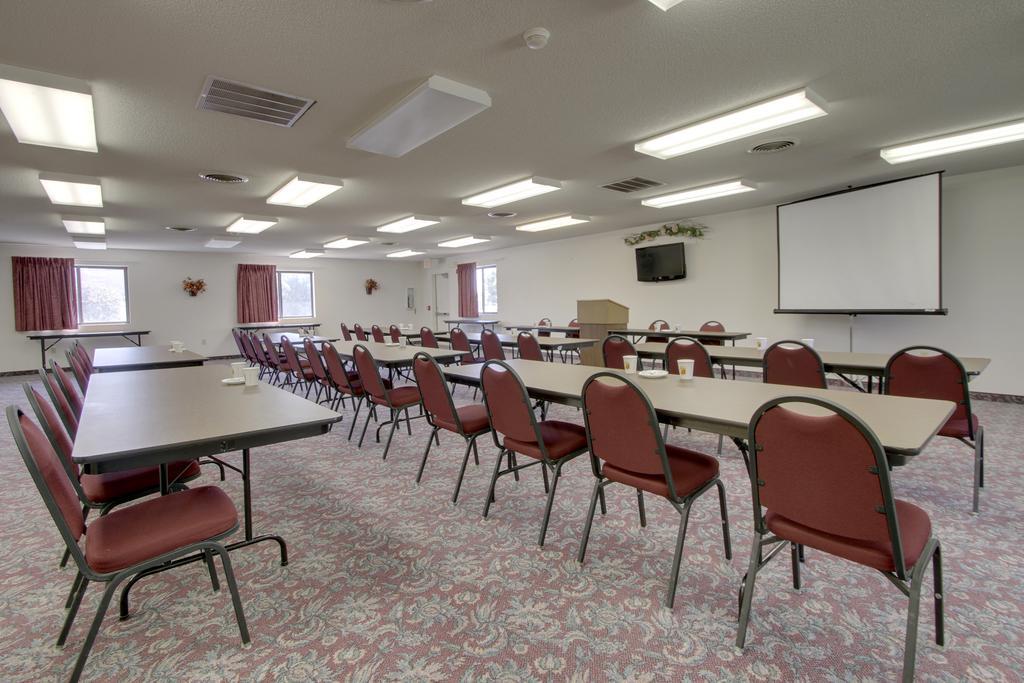 Super 8 By Wyndham Manhattan Ks Exterior photo