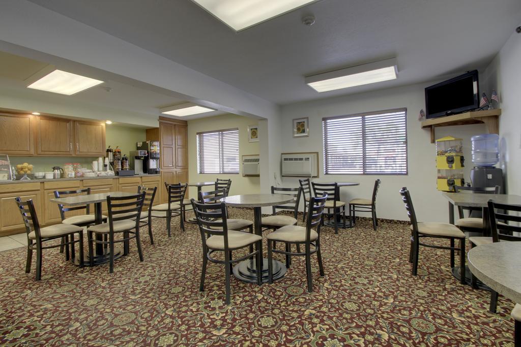 Super 8 By Wyndham Manhattan Ks Restaurant photo